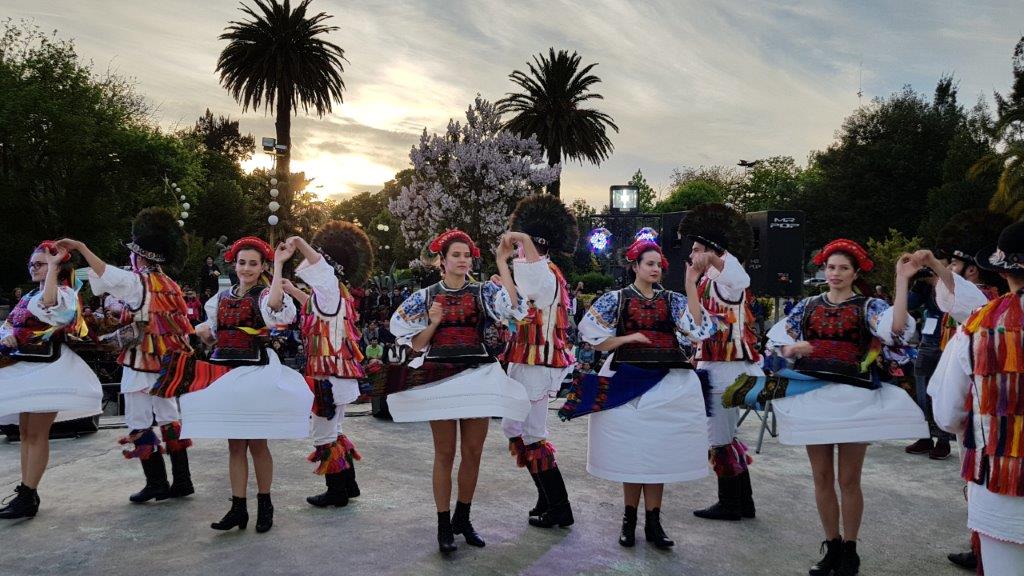 Ansamblul Folcloric Sinca Noua in San Carlos, Chile 2017, Joc de Nasaud pe scena in Plaza Central de San Carlos